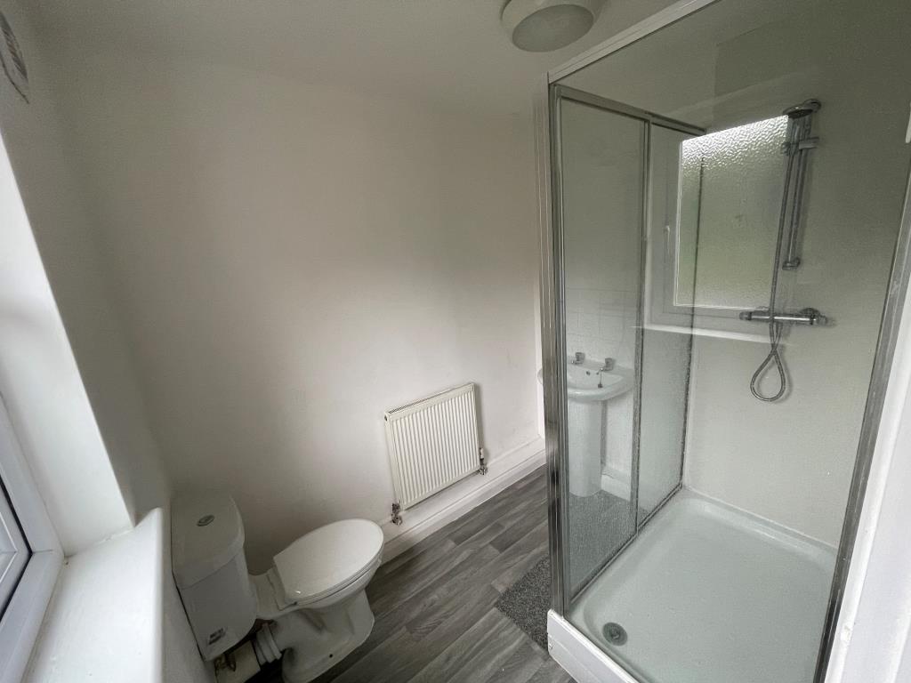 Lot: 15 - SIX LETTING ROOMS ALL WITH EN-SUITES - En-suite shower room